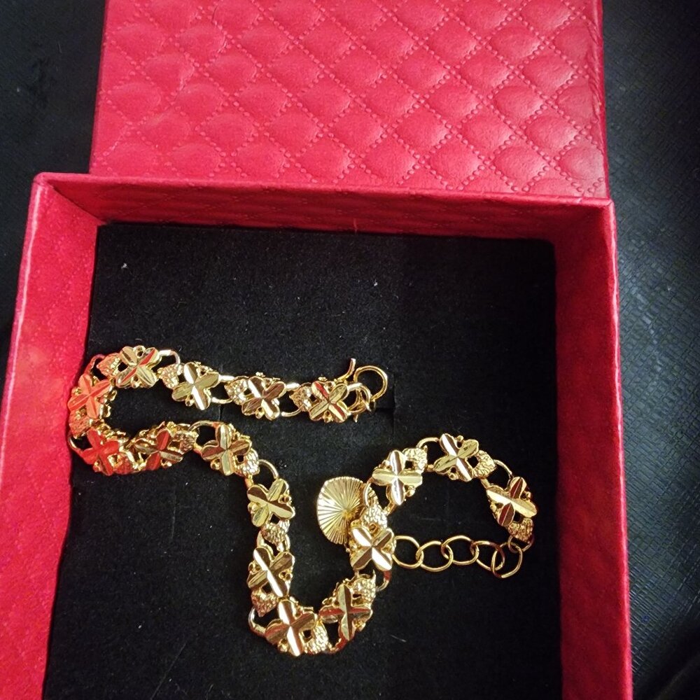 Luxurious gold tone bracelet in great design